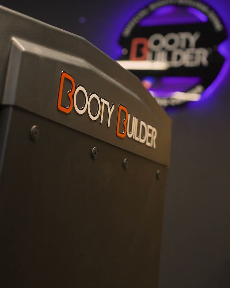 BootyBuilder-Gerät mit Leuchtschild im Studio