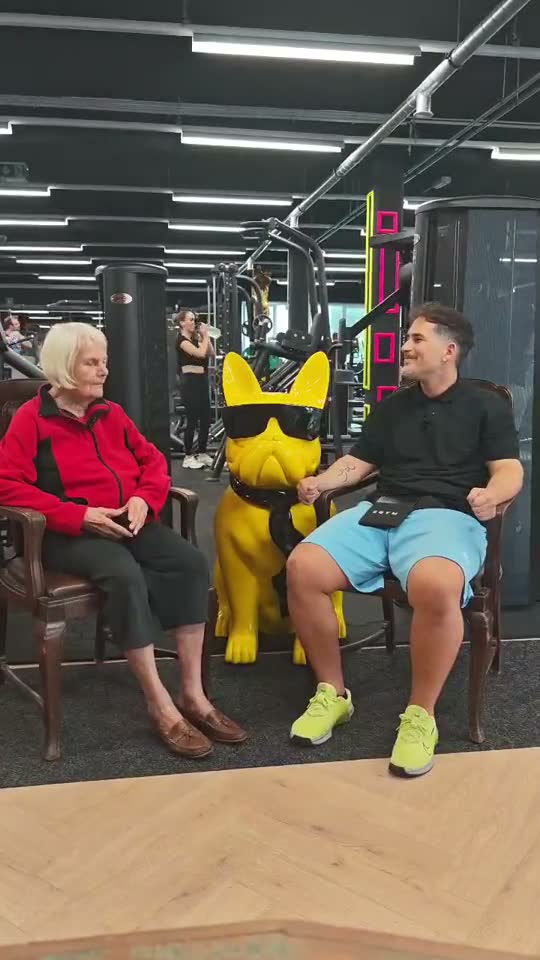 Birgit im Gespräch mit einem Trainer auf der Trainingsfläche