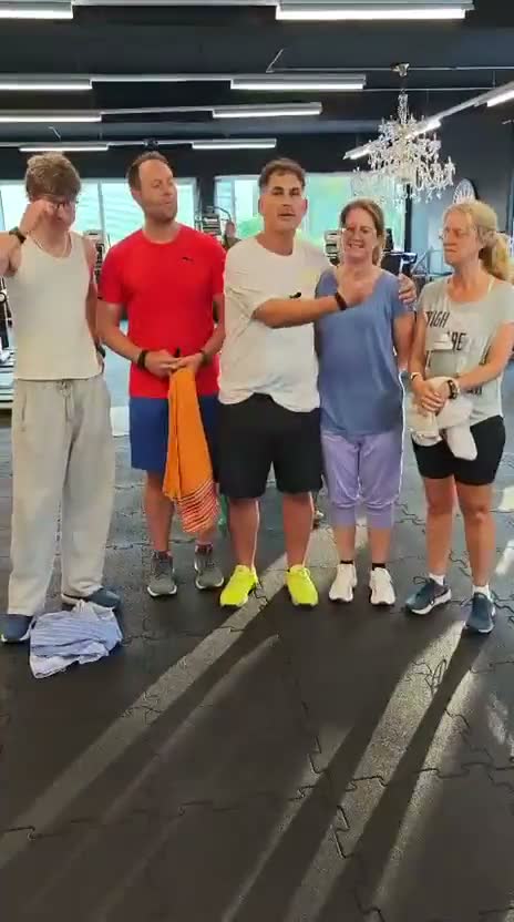 Eine Familie mit einem Trainer auf der Trainingsfläche